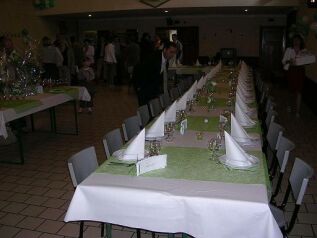 Tables dress&eacure;es dans la salle